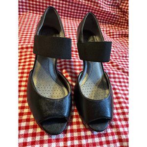 Lifestride dressy  Shoes Size 9  Leather with an Elastic Strap Peep Toe